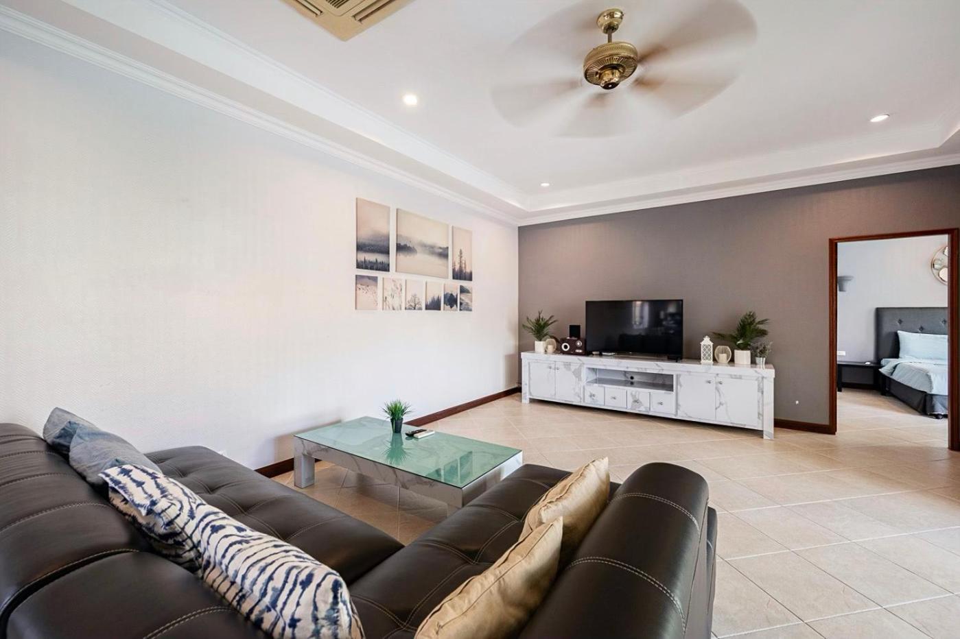 Majestic Pool 3 Bedrooms Private Beach Pattaya