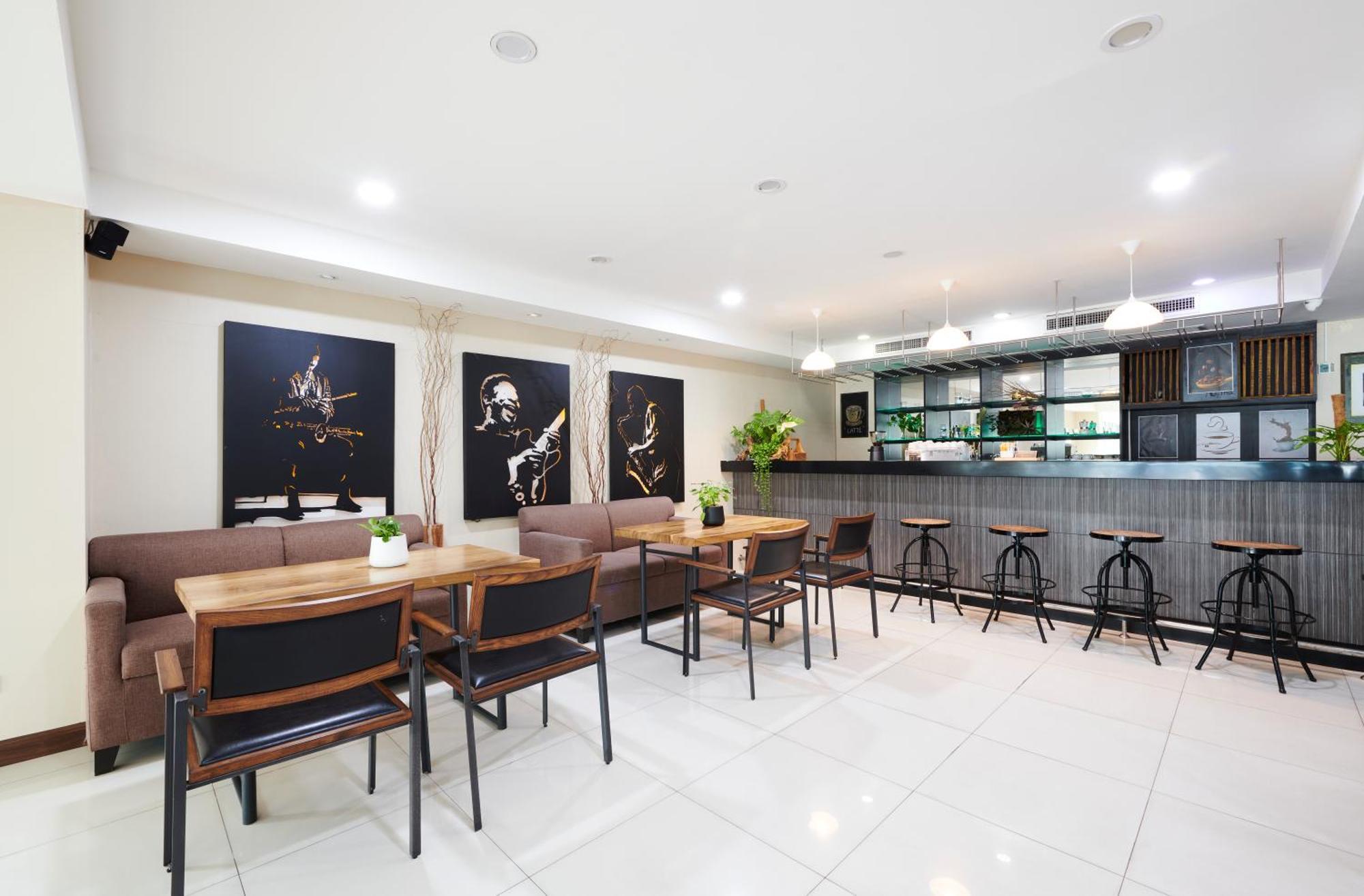 Adelphi Hotel 4*