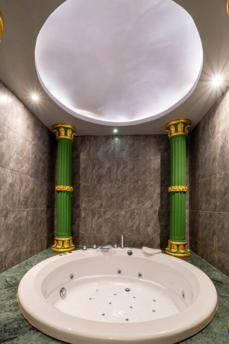 The Castle Pratumnak Hill 6 Bedroom *