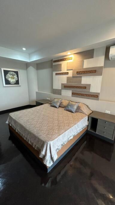 Apartment Private Spacious Pool And Panoramic Seaview From Balconies, 3 Bedroom In Pattaya
