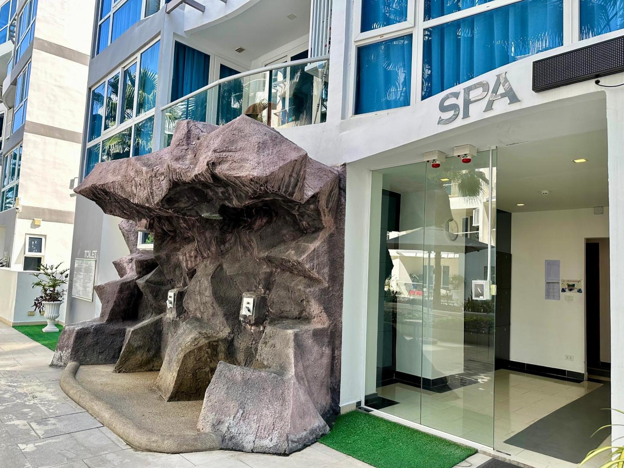Large 2 Bedroom Condo, Grand Avenue, *