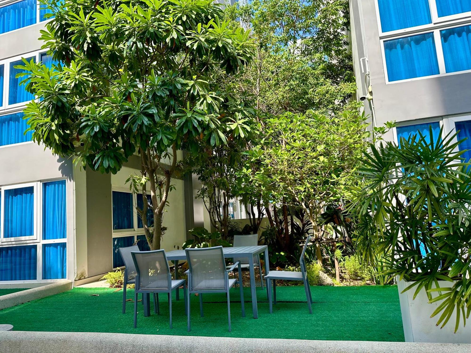 Large 2 Bedroom Condo, Grand Avenue,