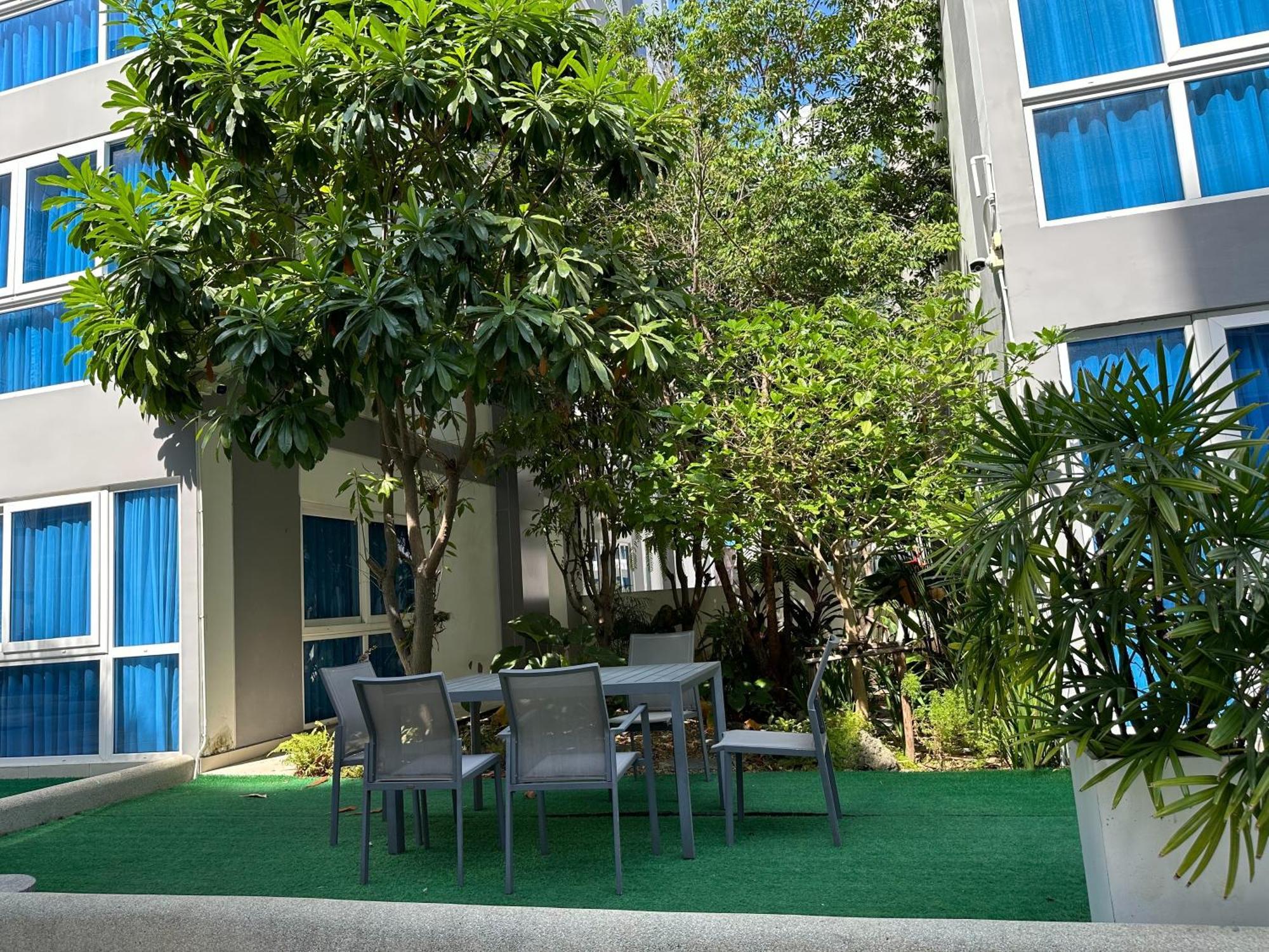 Apartment Large Ground Floor Condo, Grand Avenue, *
