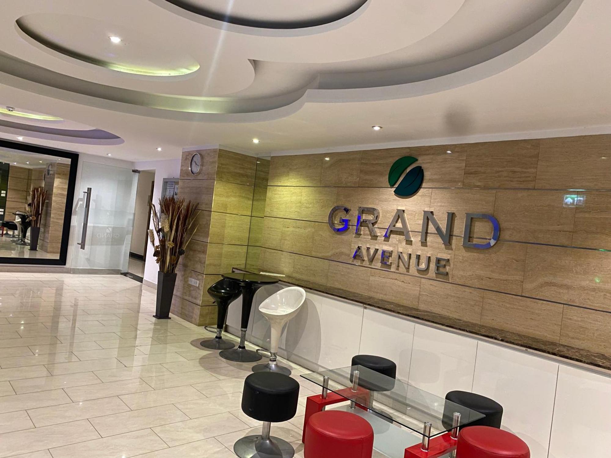 Apartment Large Ground Floor Condo, Grand Avenue,