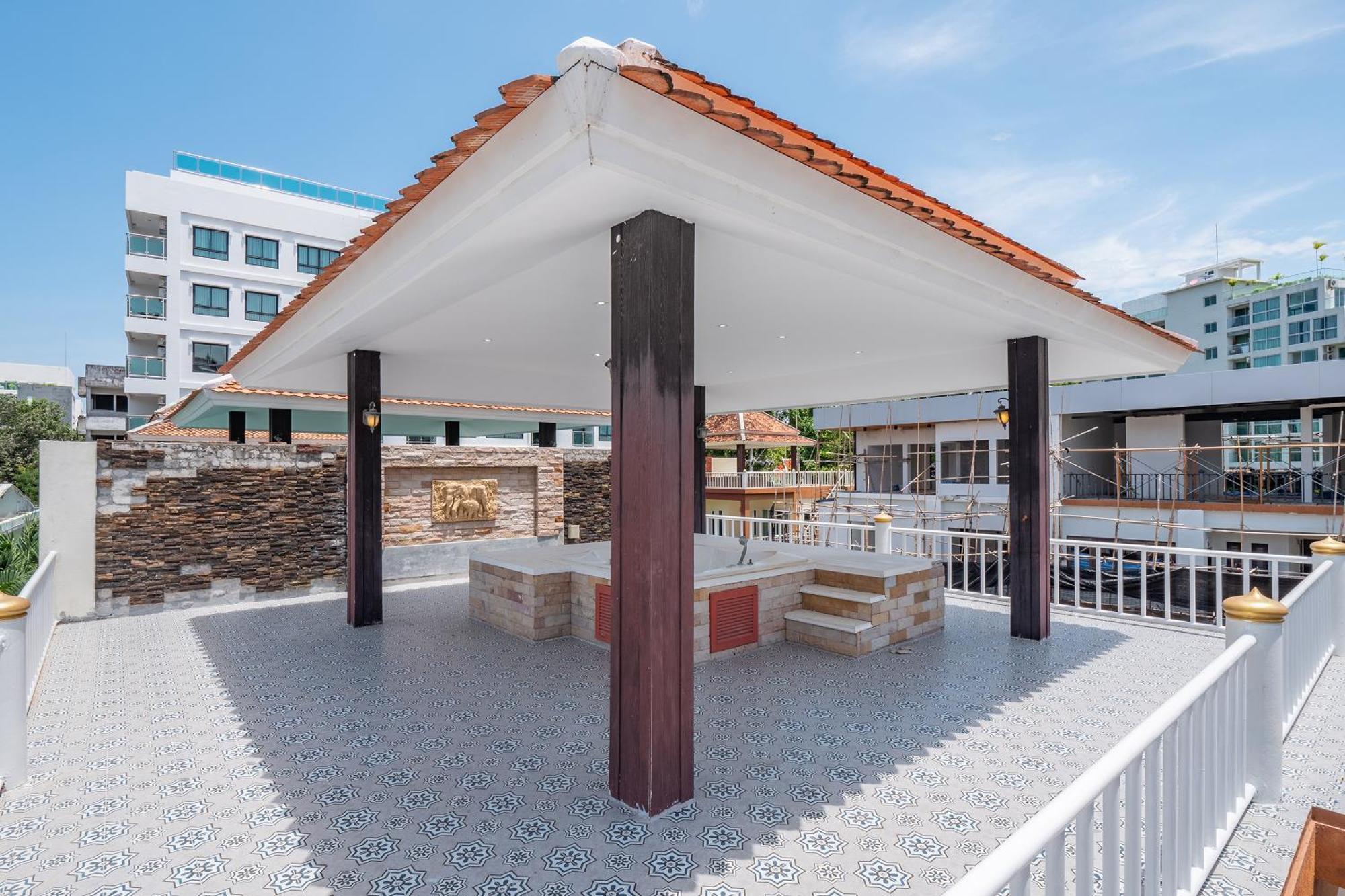 Chang's Poolside Villa: Beachside Retreat In Ba Ti Ja Pattaya