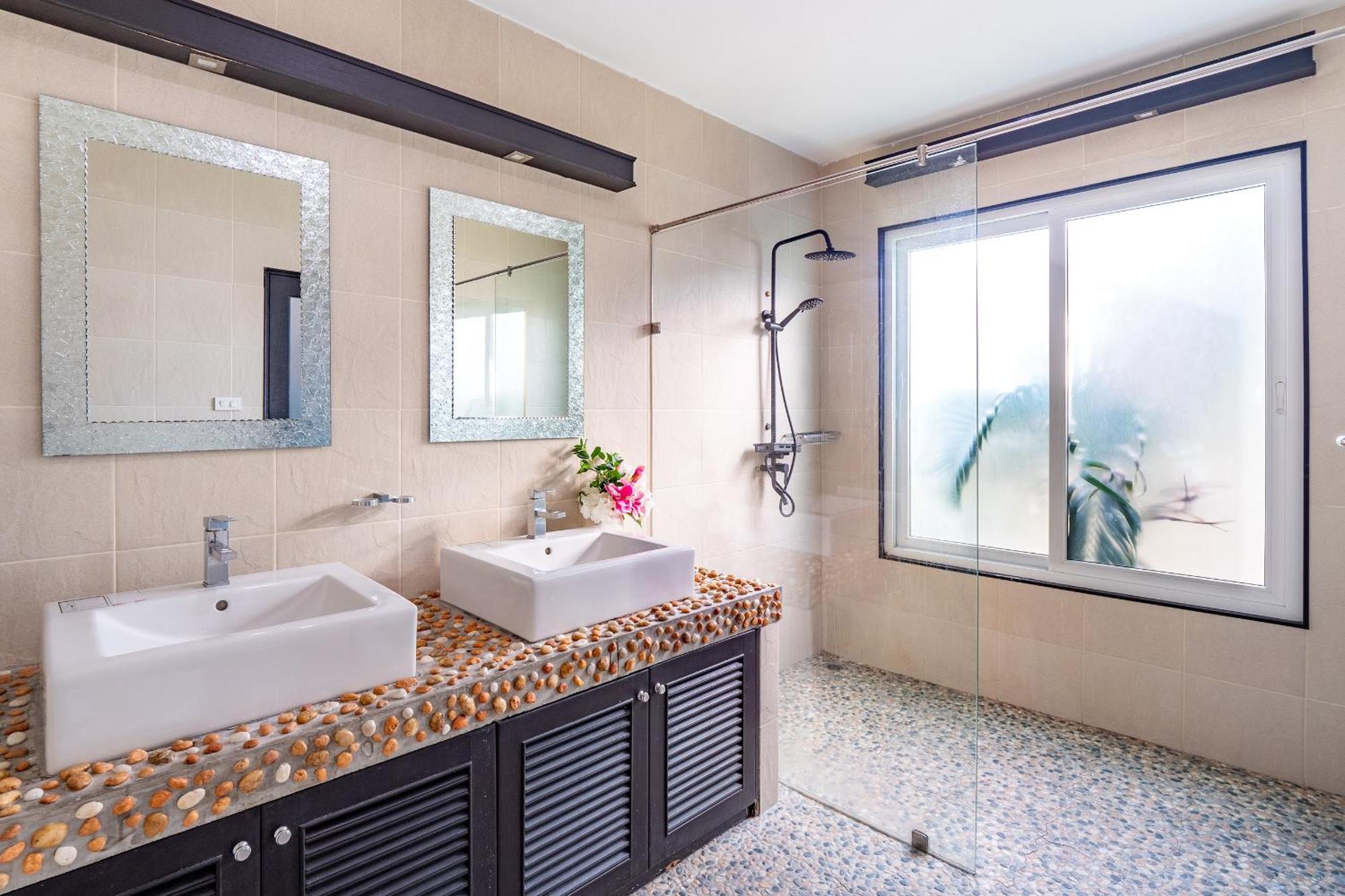 Chang's Poolside Villa: Beachside Retreat In Ba Ti Ja *