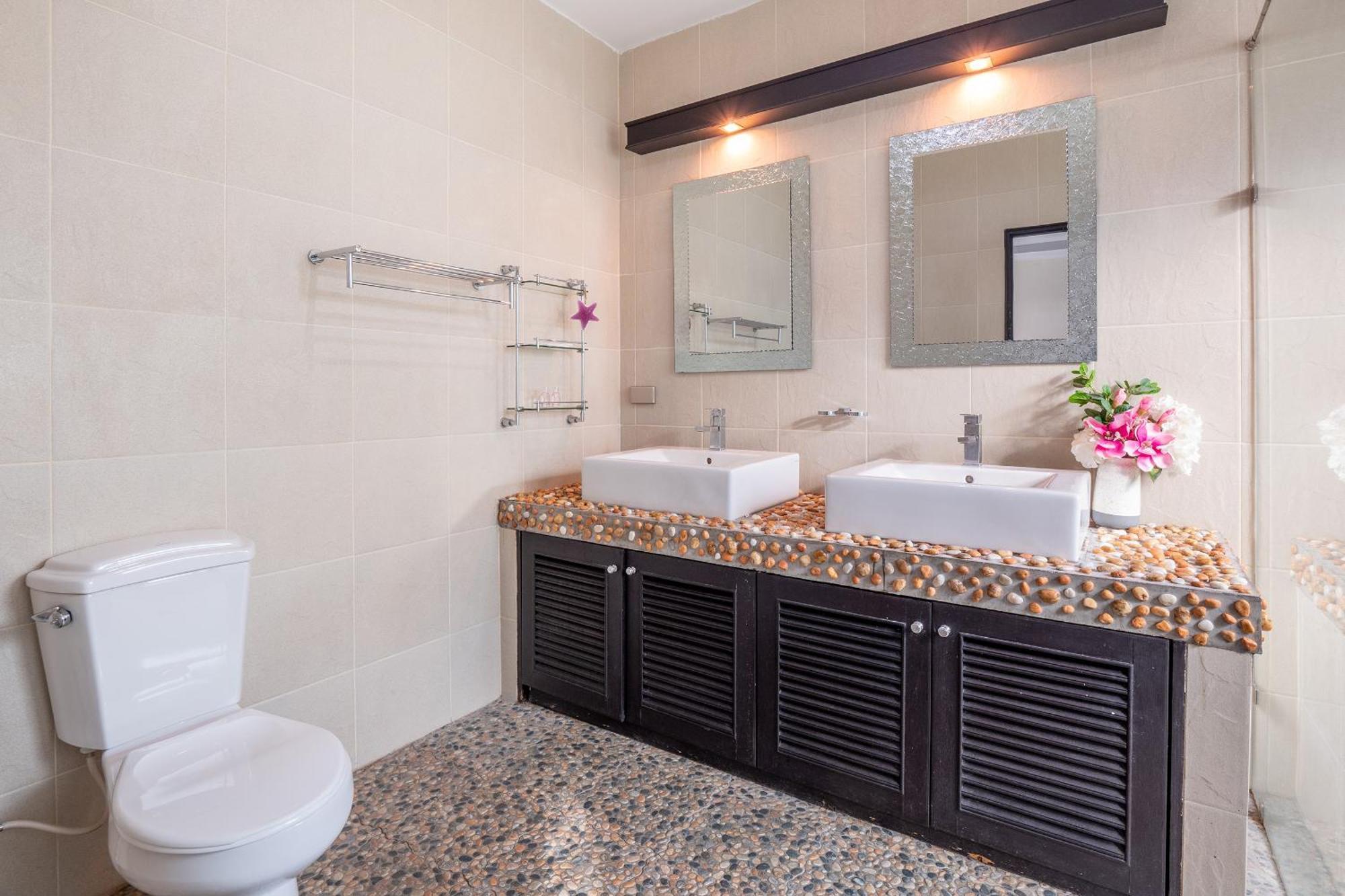 Chang's Poolside Villa: Beachside Retreat In Ba Ti Ja