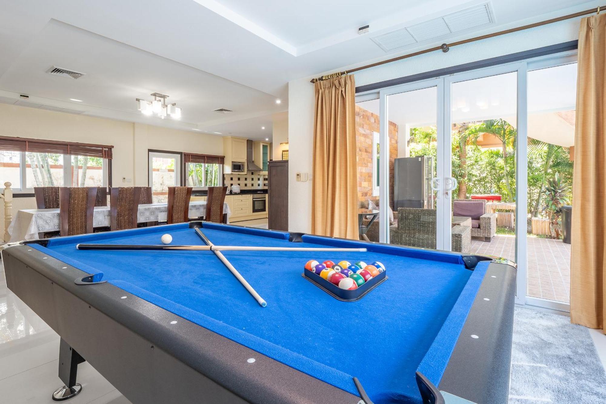 Chang's Poolside Villa: Beachside Retreat In Ba Ti Ja Pattaya