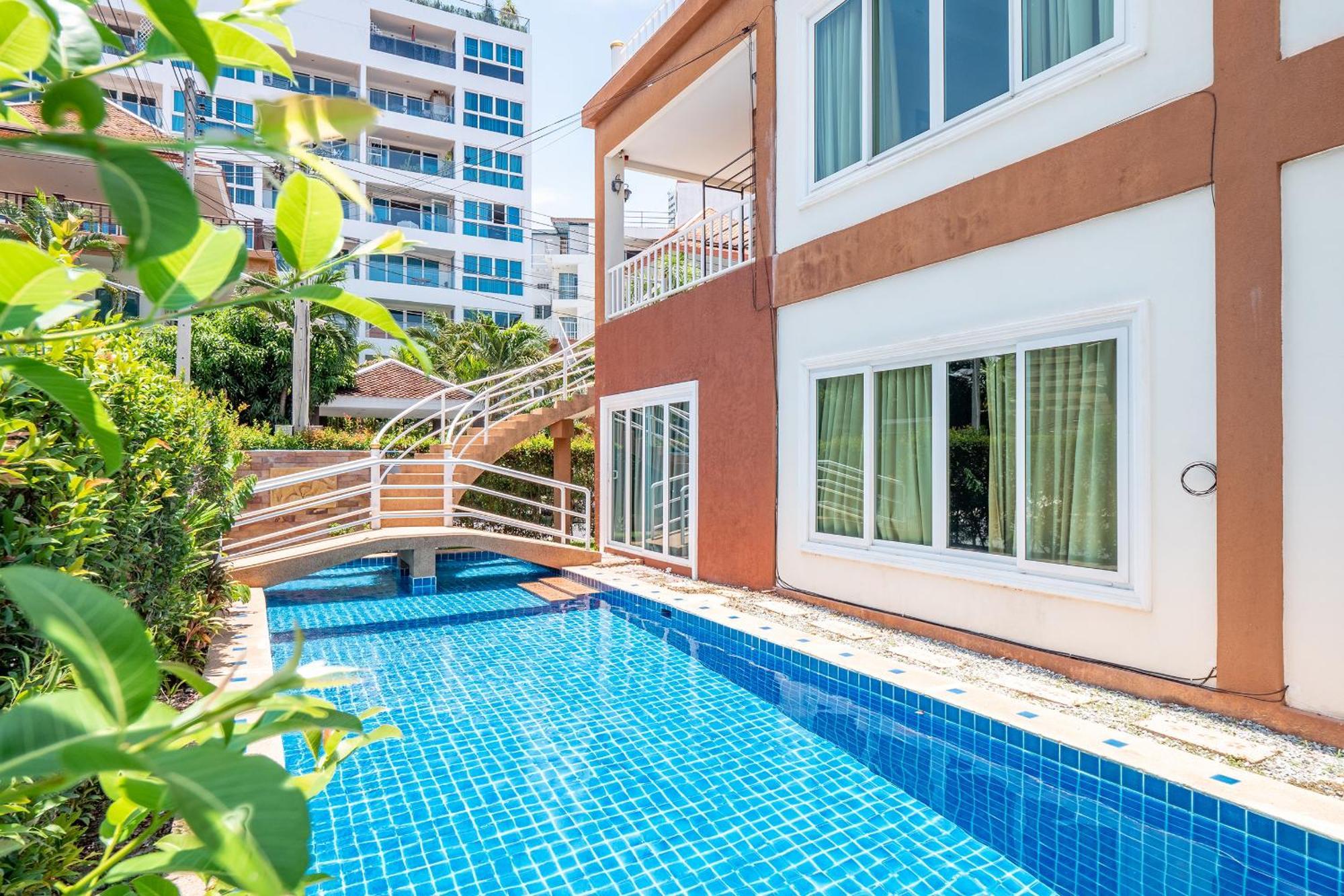 Chang's Poolside Villa: Beachside Retreat In Ba Ti Ja *