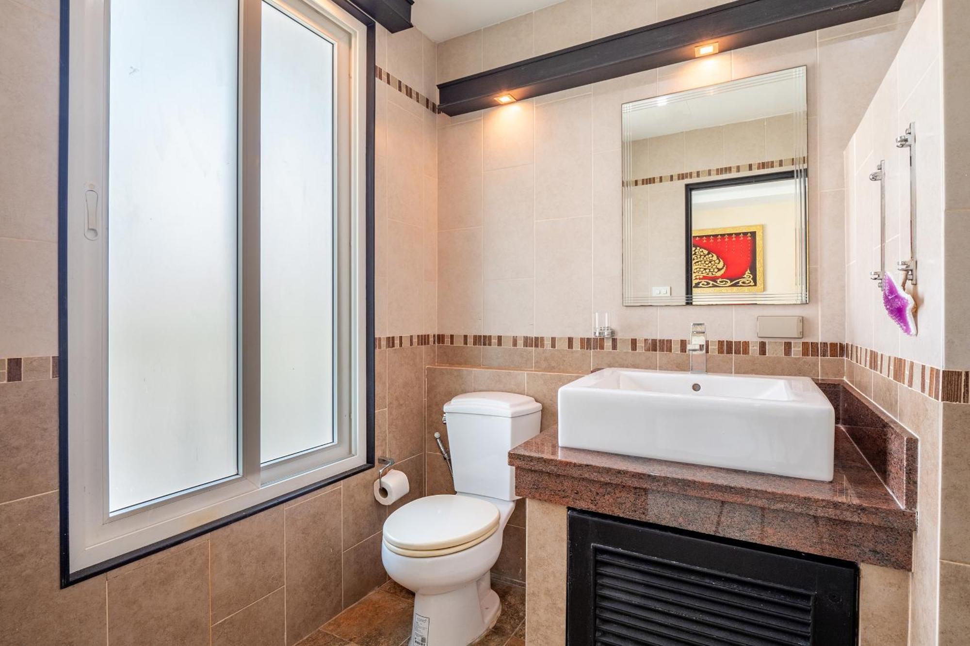 Chang's Poolside Villa: Beachside Retreat In Ba Ti Ja Pattaya