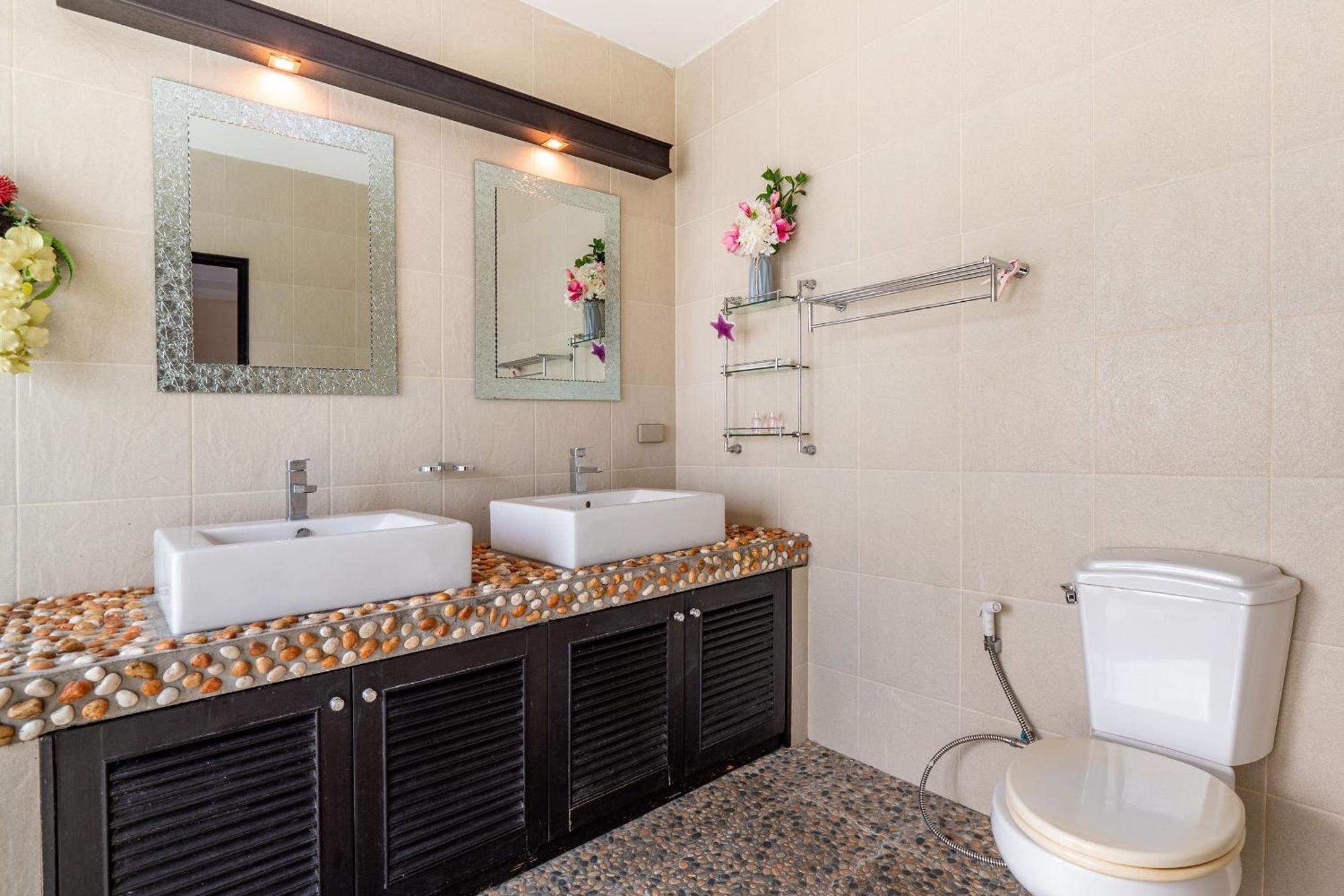 Chang's Poolside Villa: Beachside Retreat In Ba Ti Ja Villa *