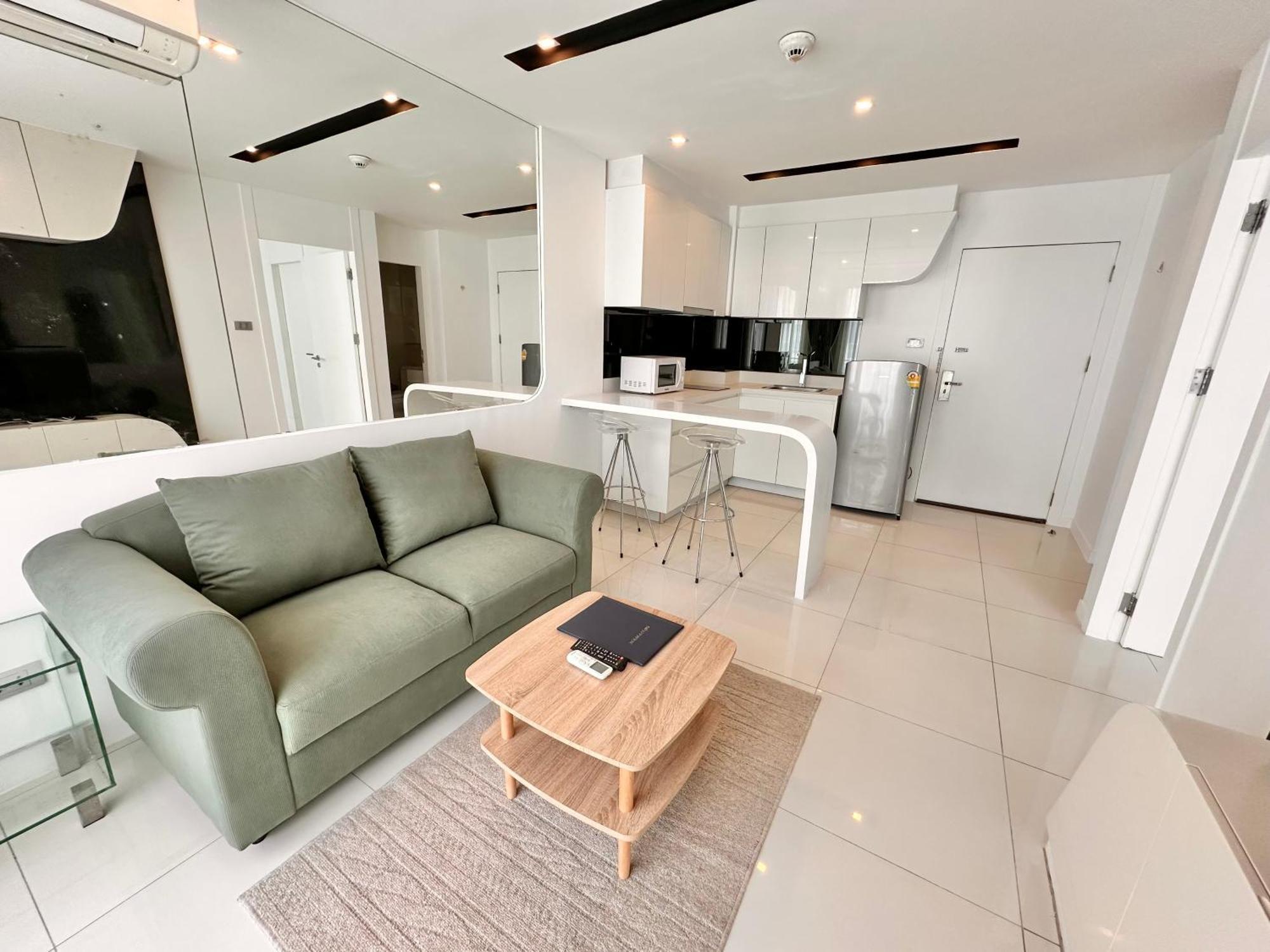 Glamorous 1 Bedroom In Center Apartment *