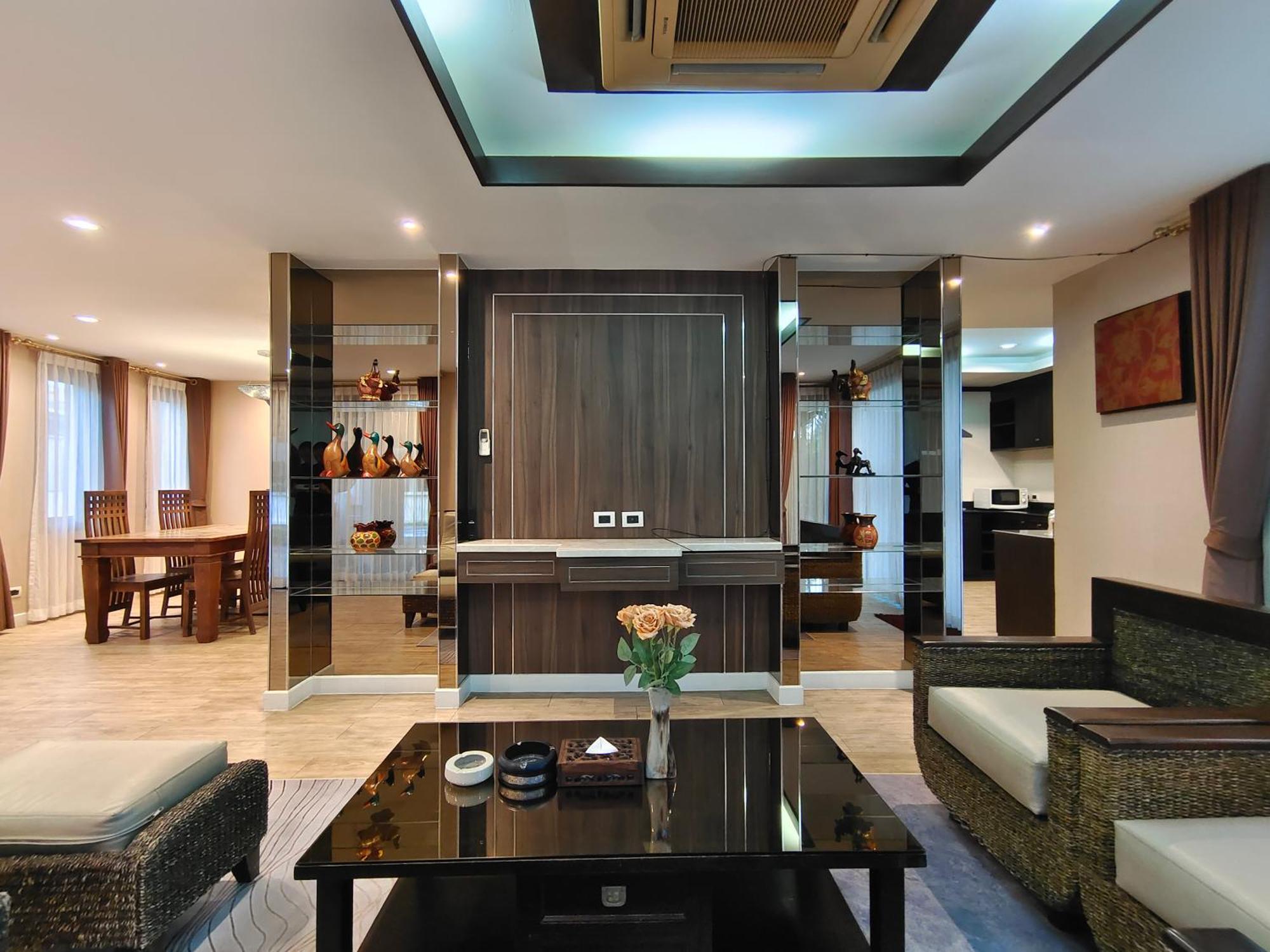 Baan Natcha Pool Center Pattaya