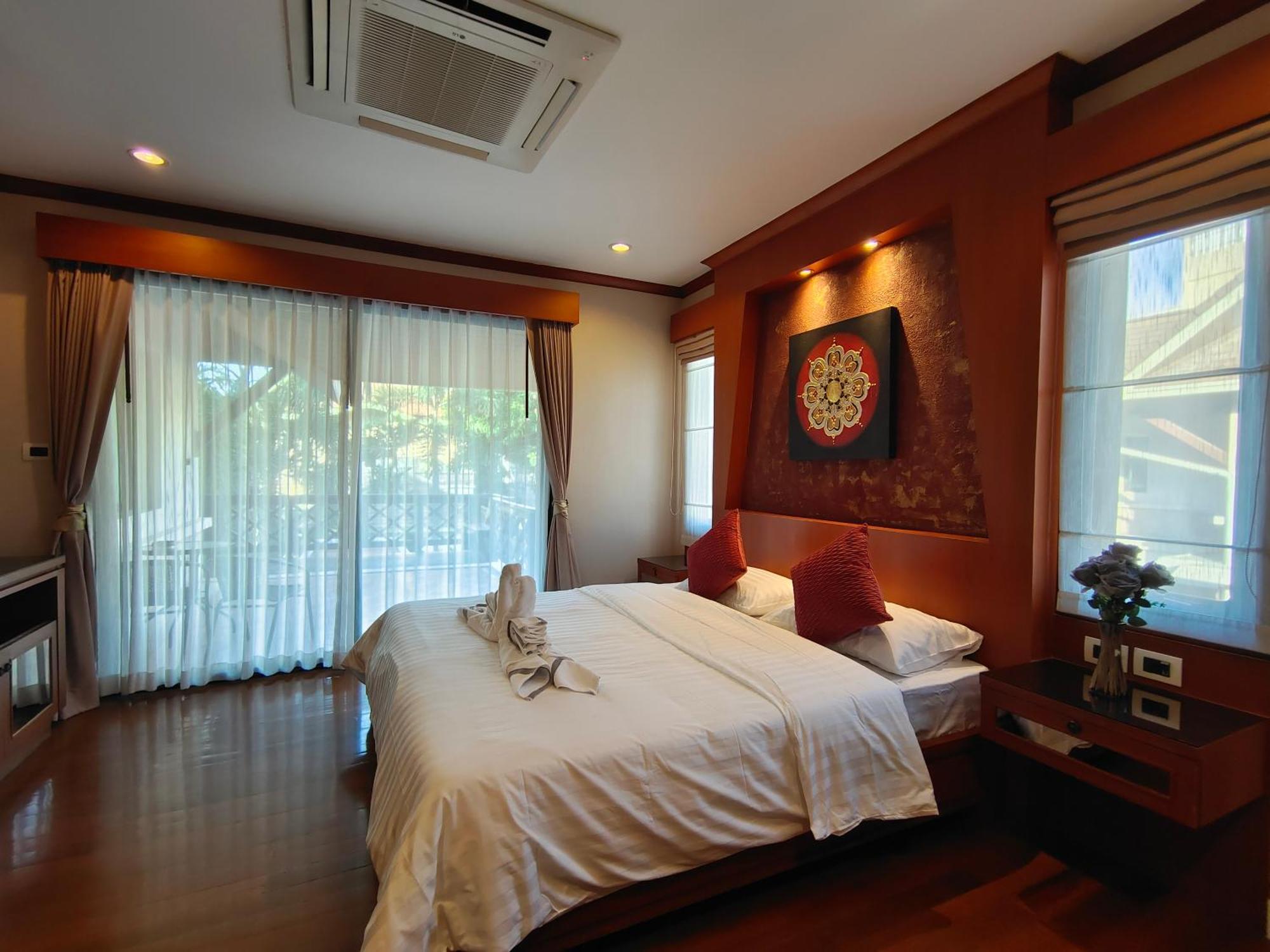 Baan Natcha Pool Center Villa *