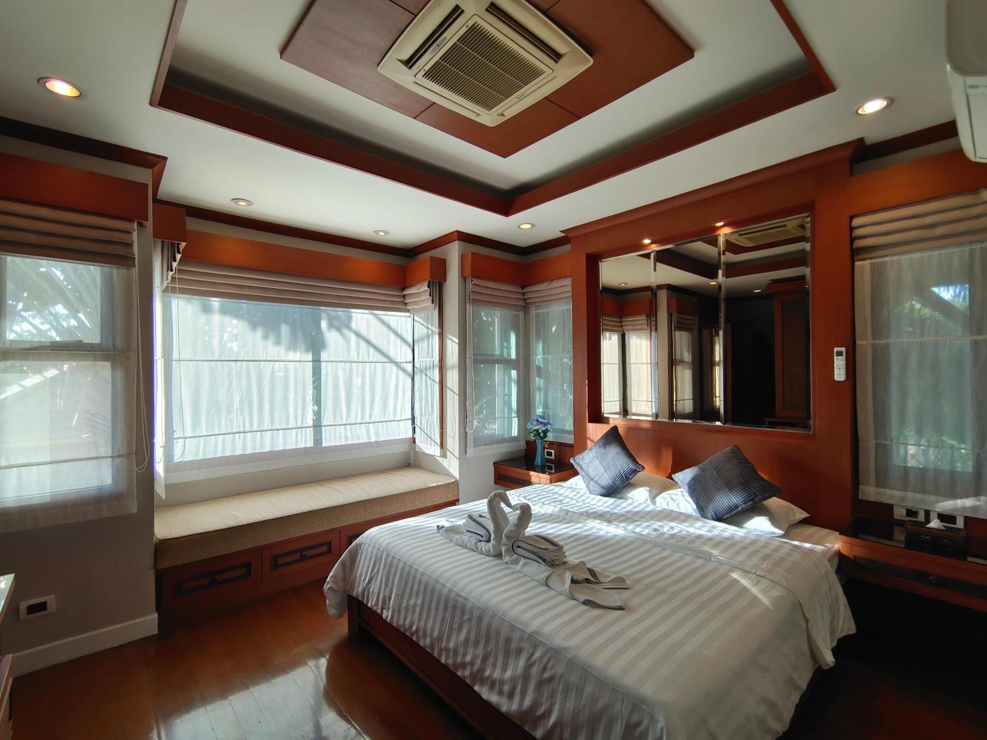 Villa Baan Natcha Pool Center