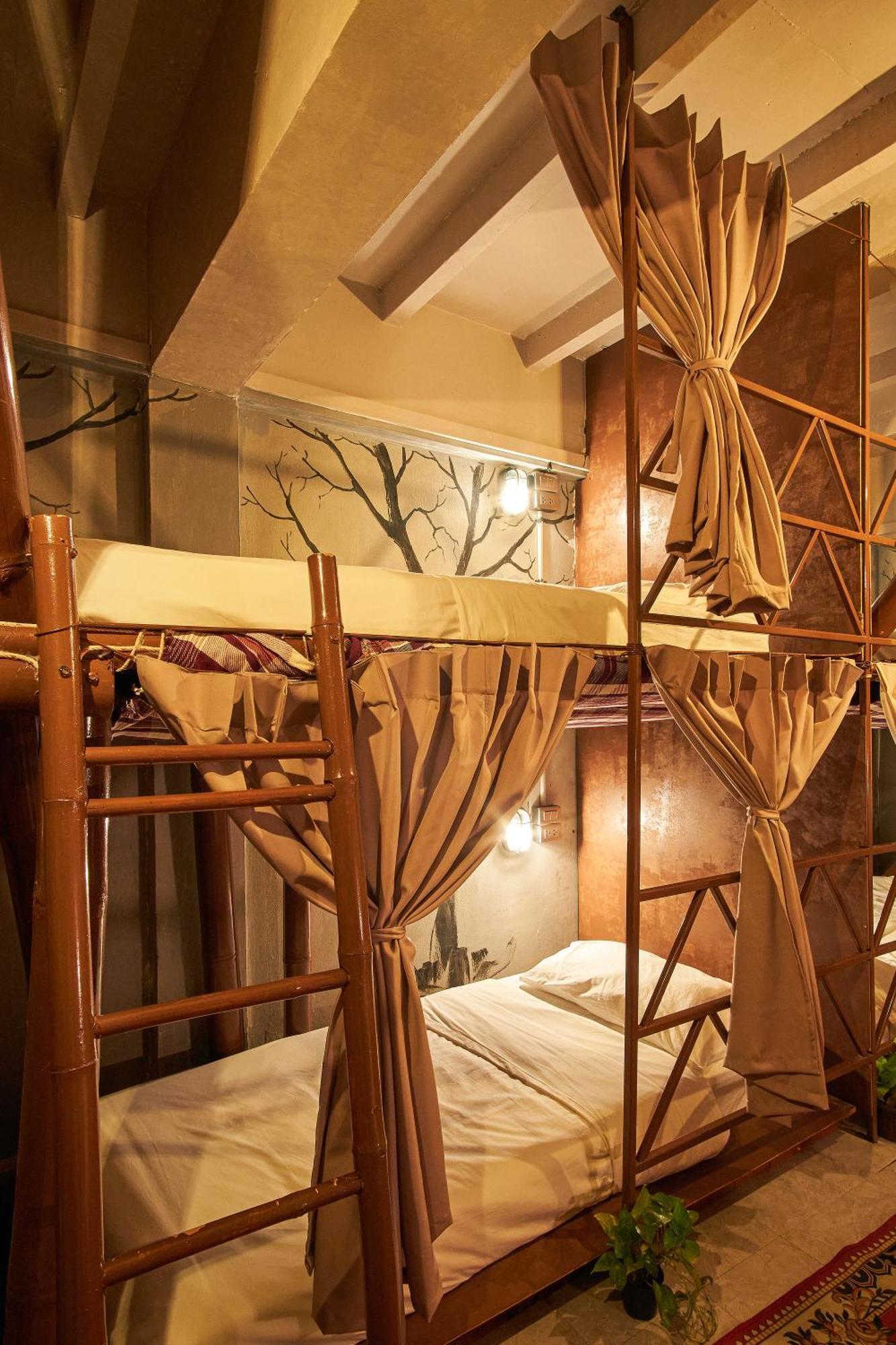 Hostel Happiness Community Wake & Bake - Rooftop Bar & Bistro Pattaya