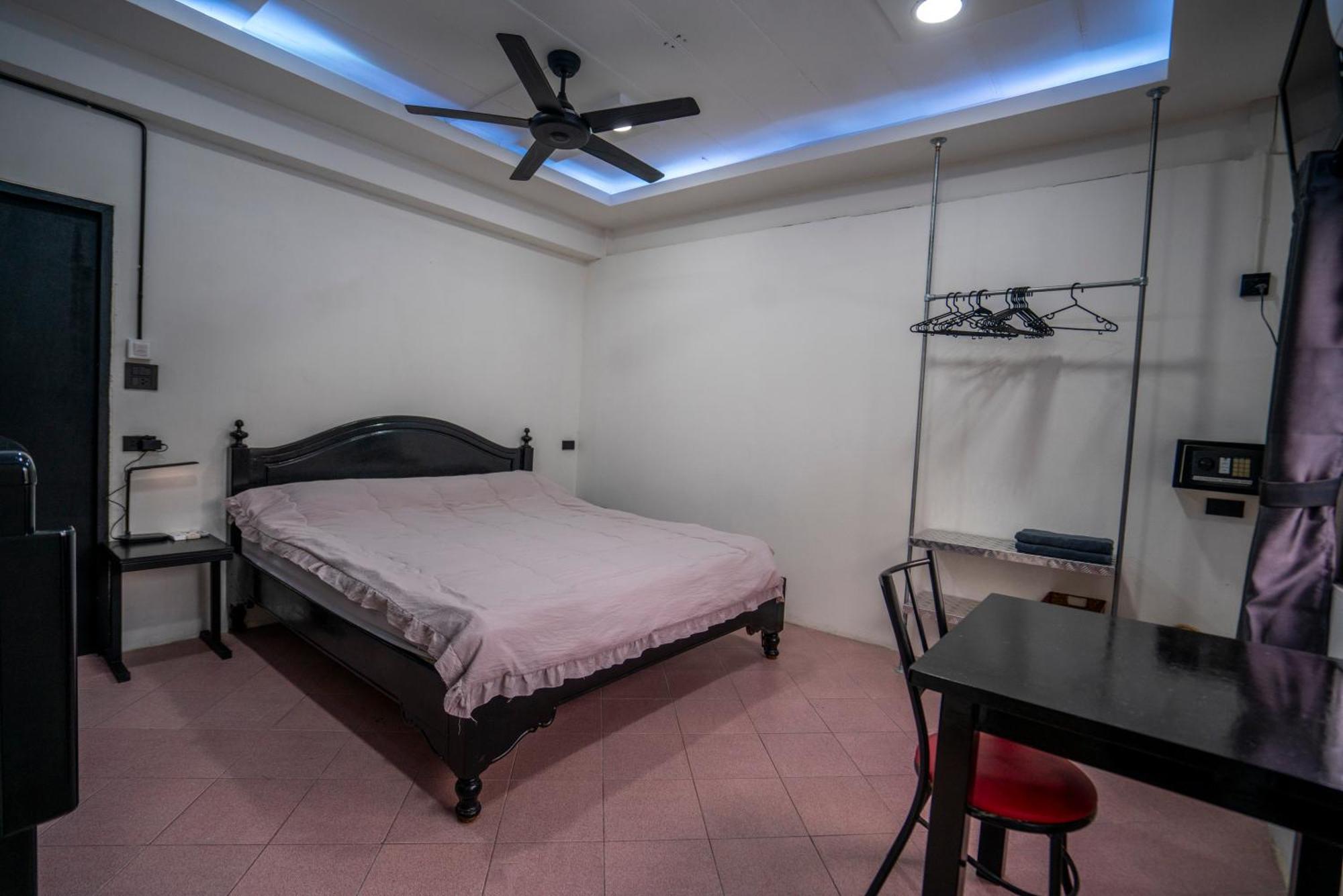 Splash Bar And Guest house