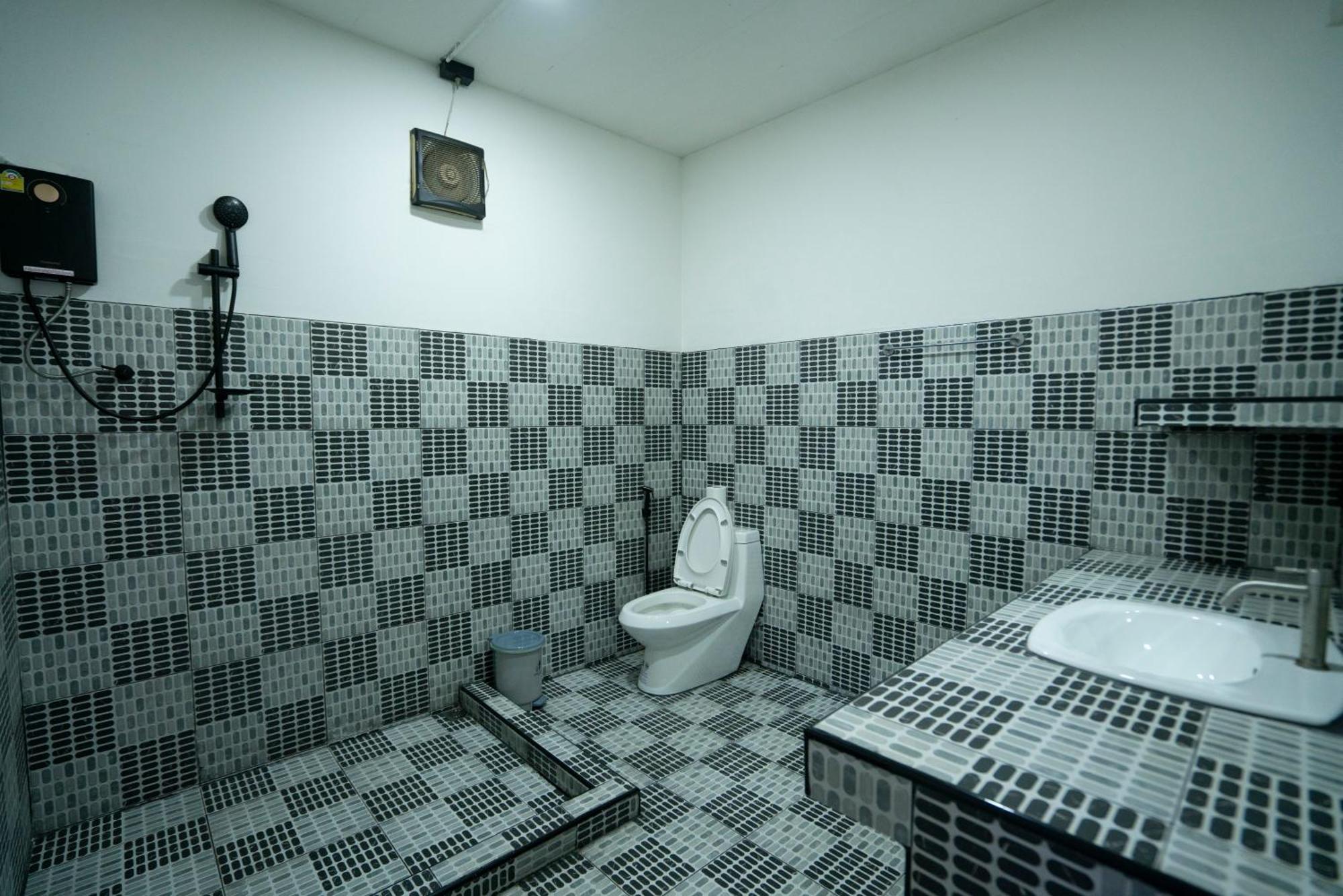 Splash Bar And Guest house