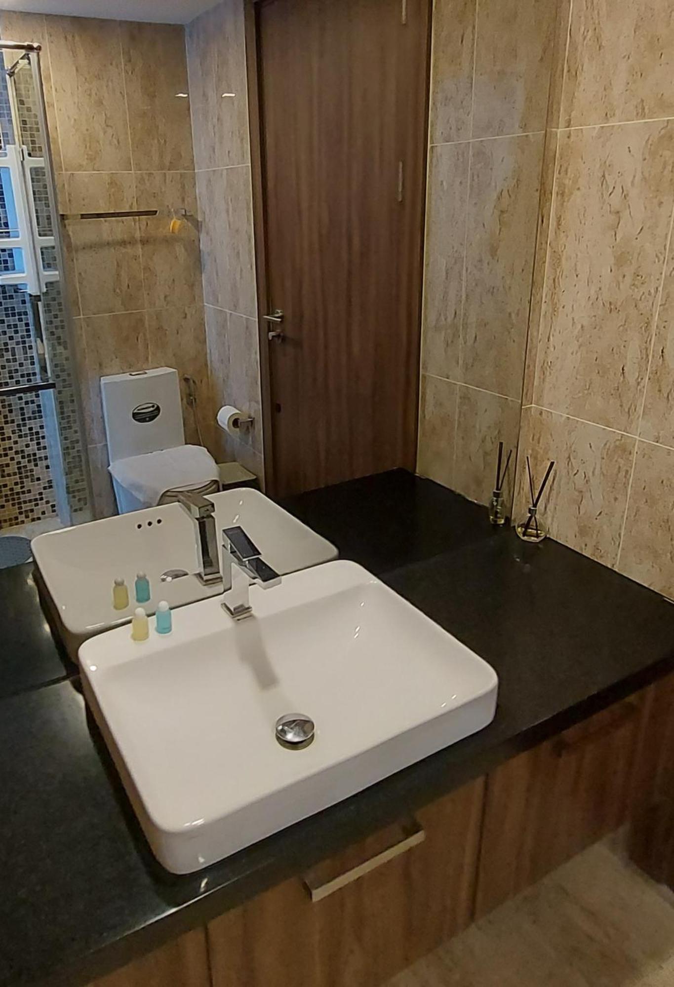 Grand Avenue - Luxury - 2 Bedroom 2 Baths - Pool-view Apartment *