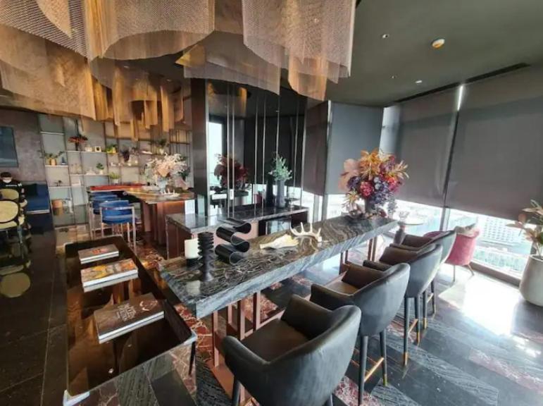 The Edge With Living & Infinity Pool *