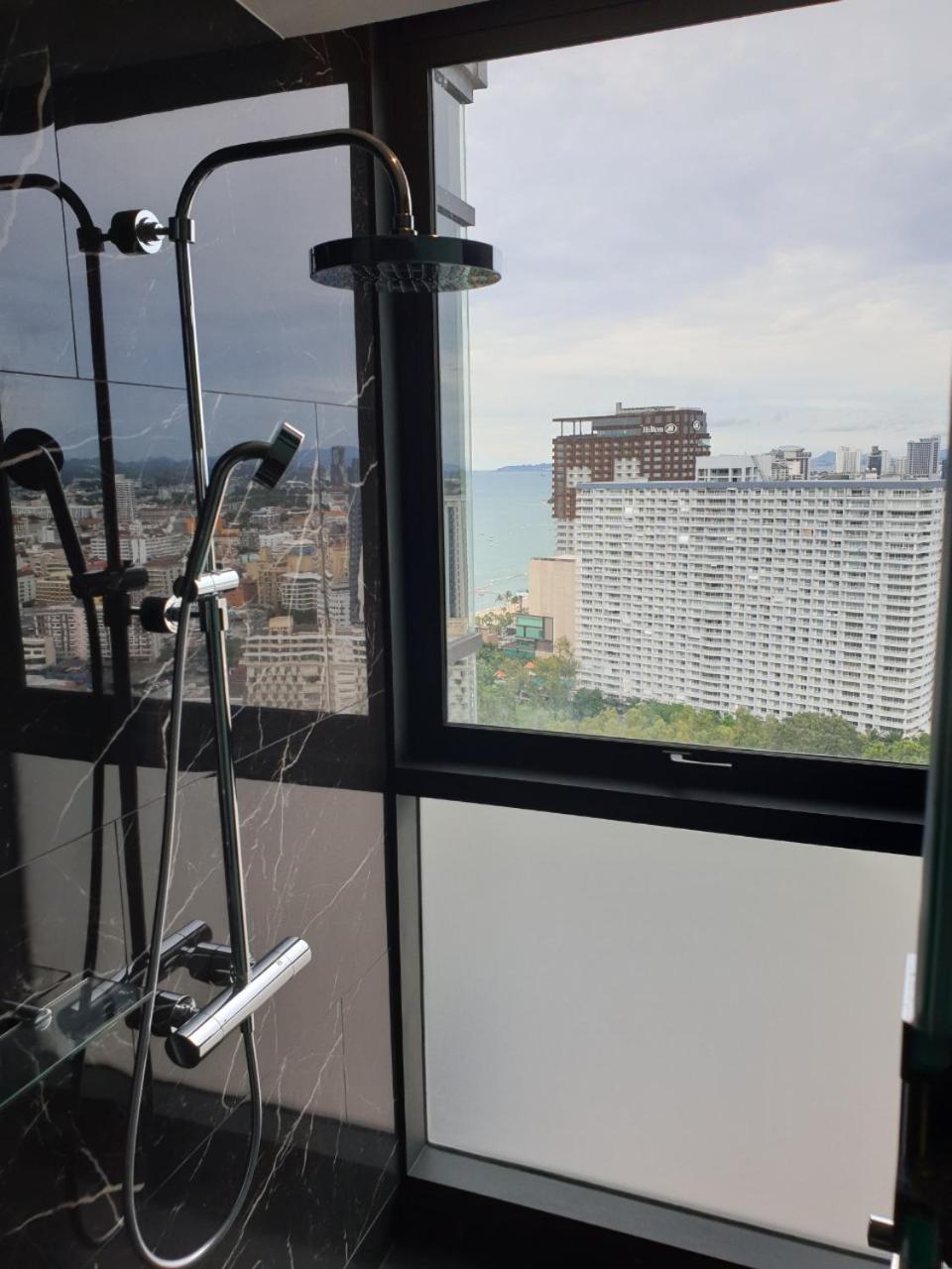 Apartment The Edge With Living & Infinity Pool