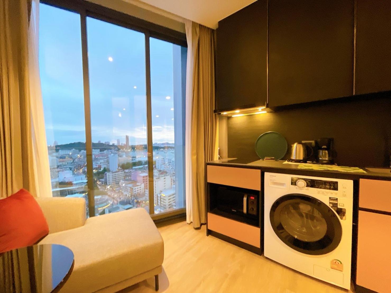 The Edge With Living & Infinity Pool Apartment *