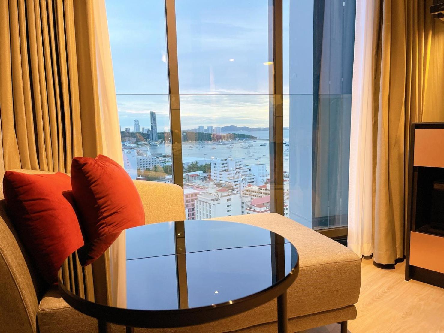 The Edge With Living & Infinity Pool Apartment *