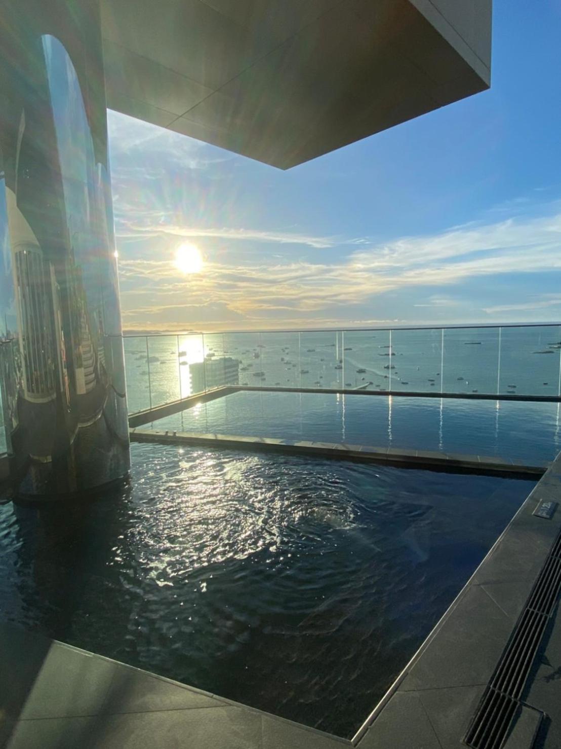 Apartment The Edge With Living & Infinity Pool Pattaya