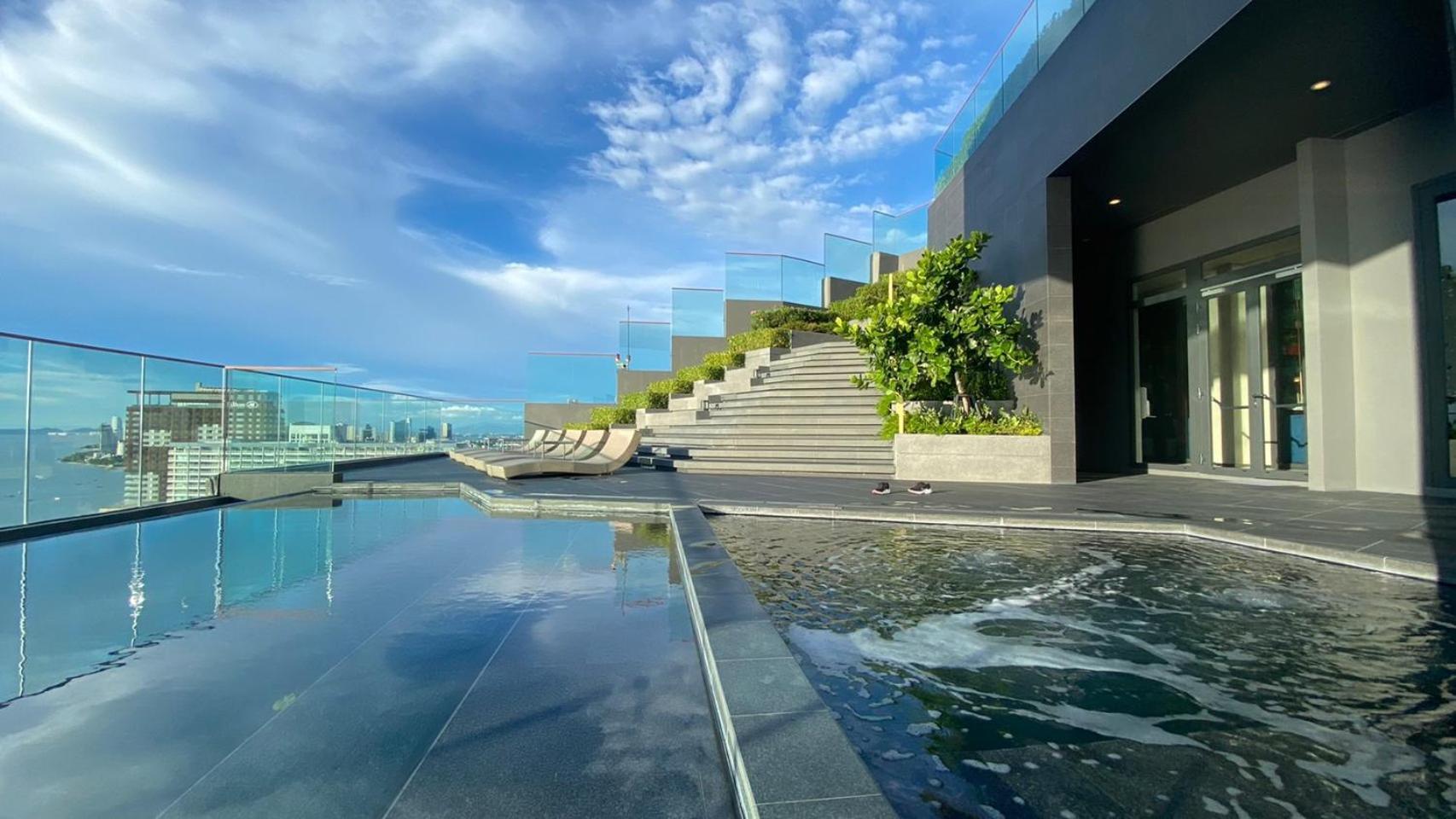 The Edge With Living & Infinity Pool