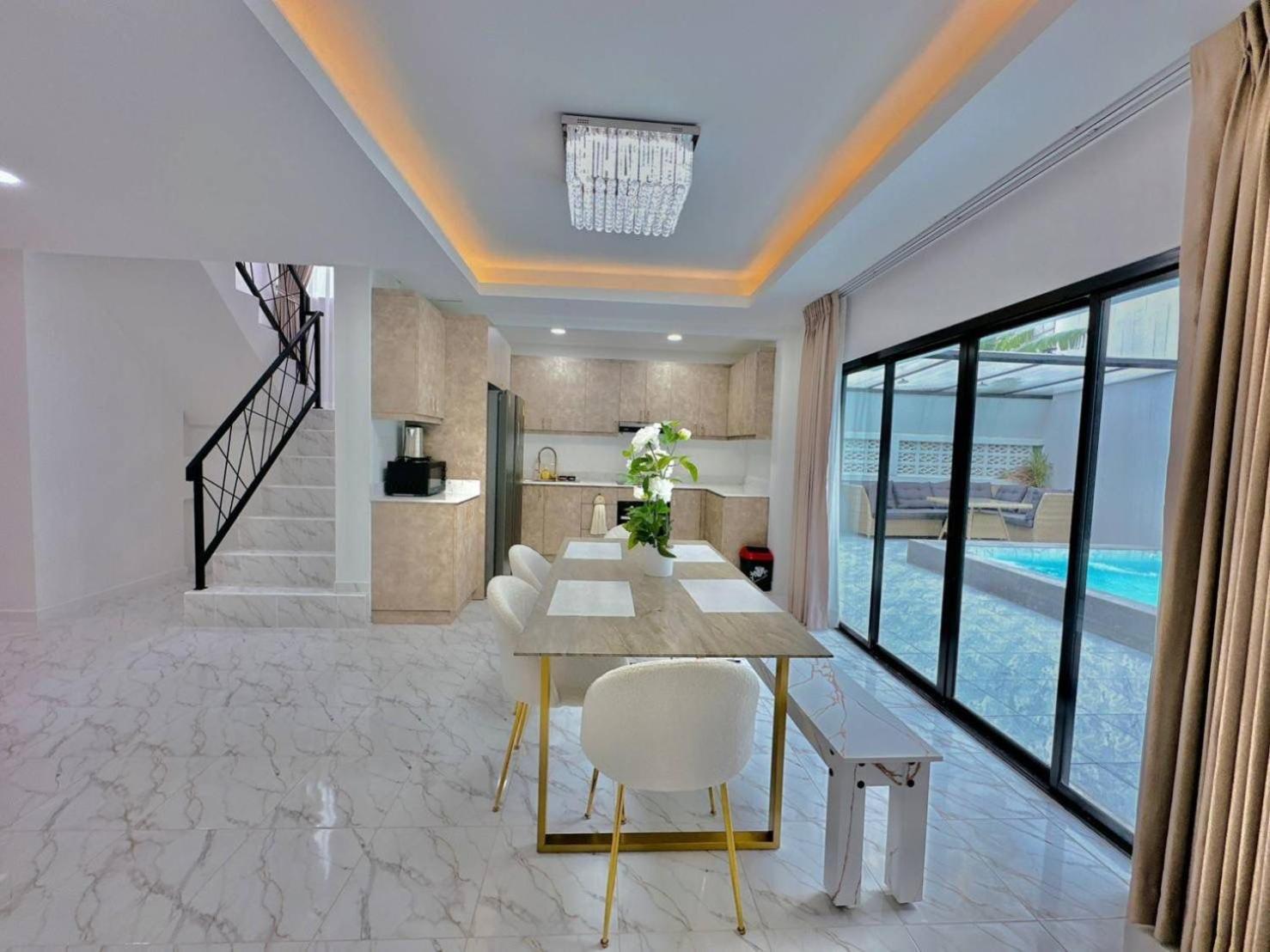 Turtles Cove 4 Bedroom Pvt Pool In City Center - Bonkot Pattaya