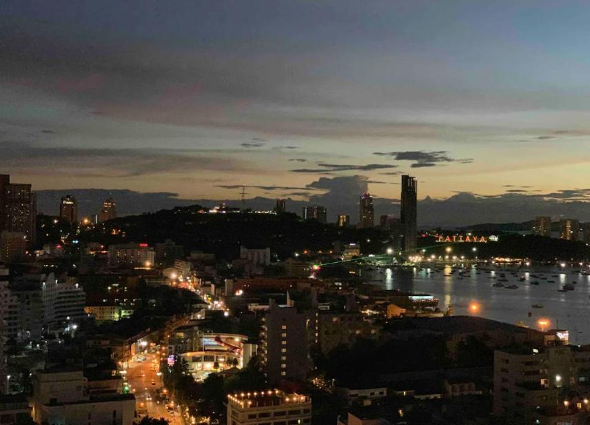 The Edge Seaview With Infinity Pool & Free Netflix Apartment