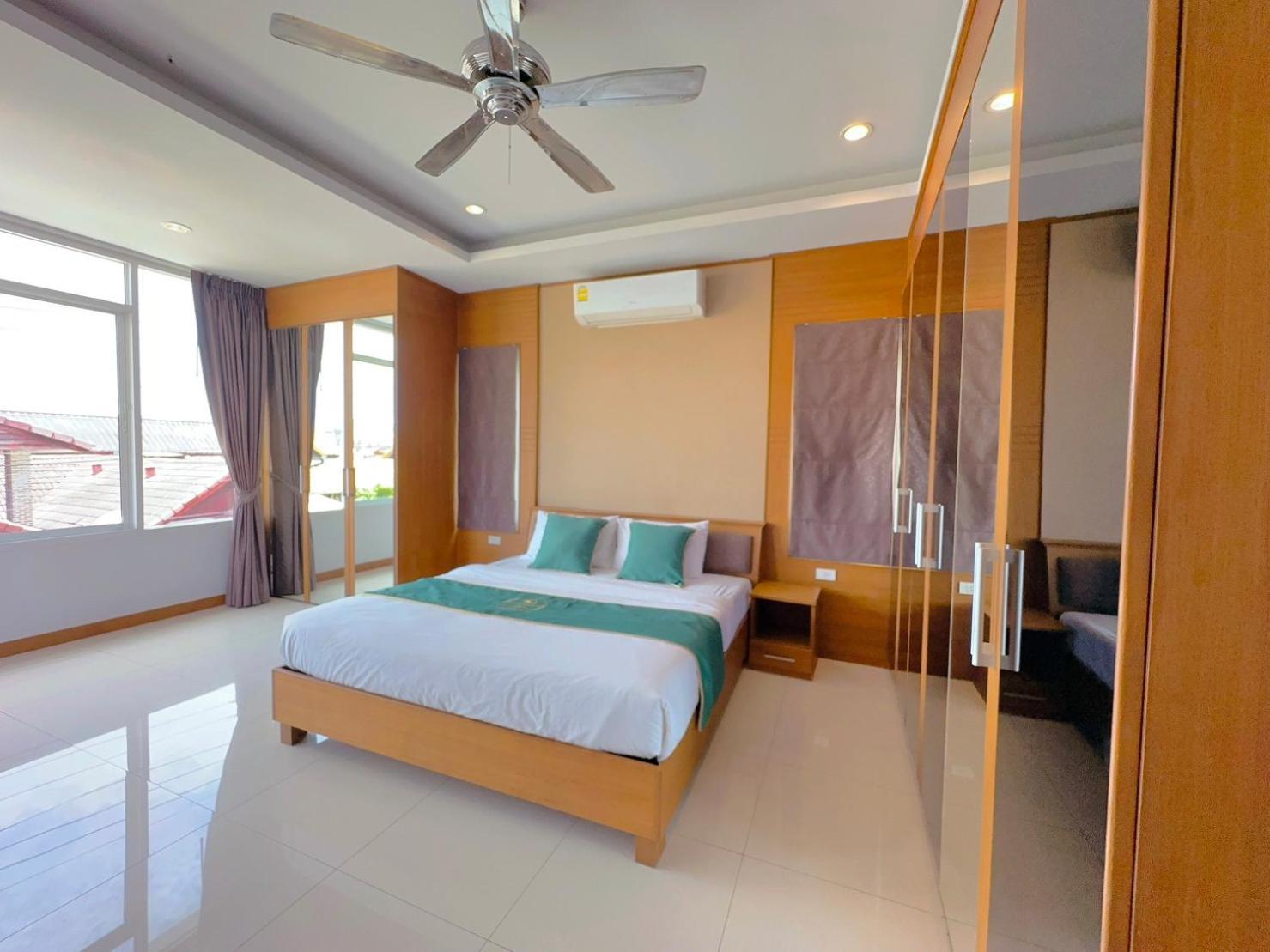 Rosewood Pool 6 Hotel