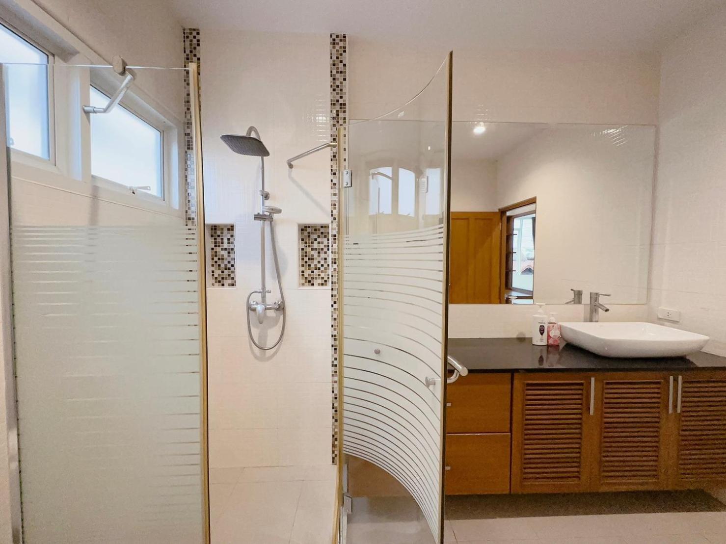 Hotel Rosewood Pool 6 Pattaya