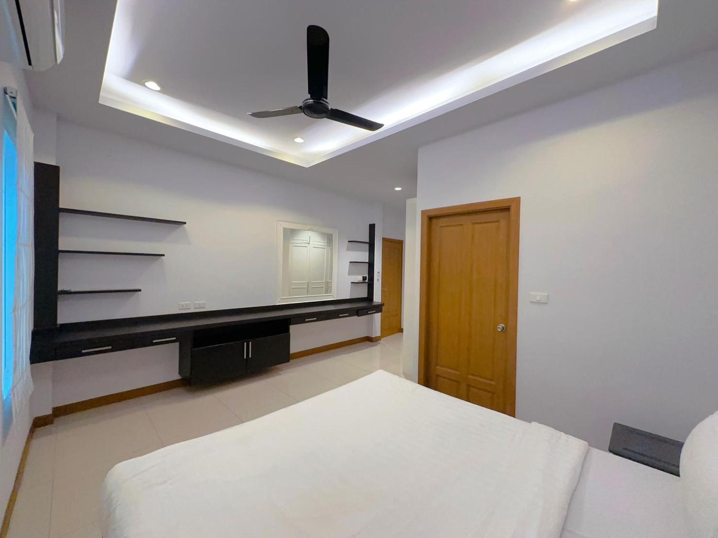 Hotel Rosewood Pool 6 Pattaya