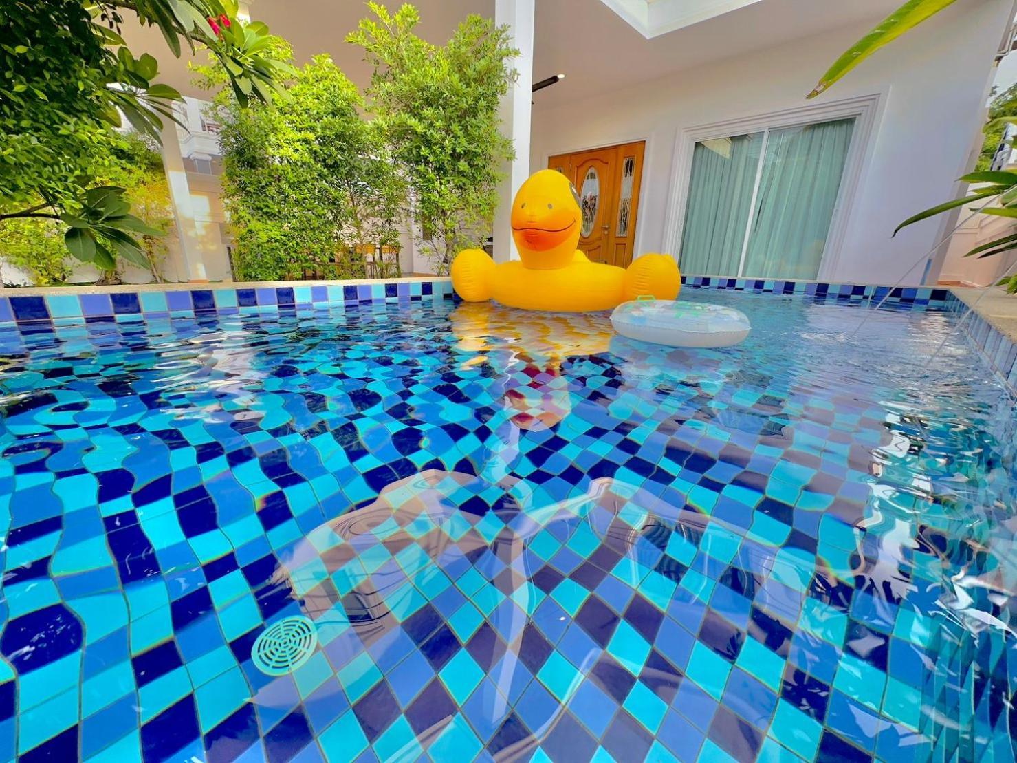 Rosewood Pool 6 Hotel