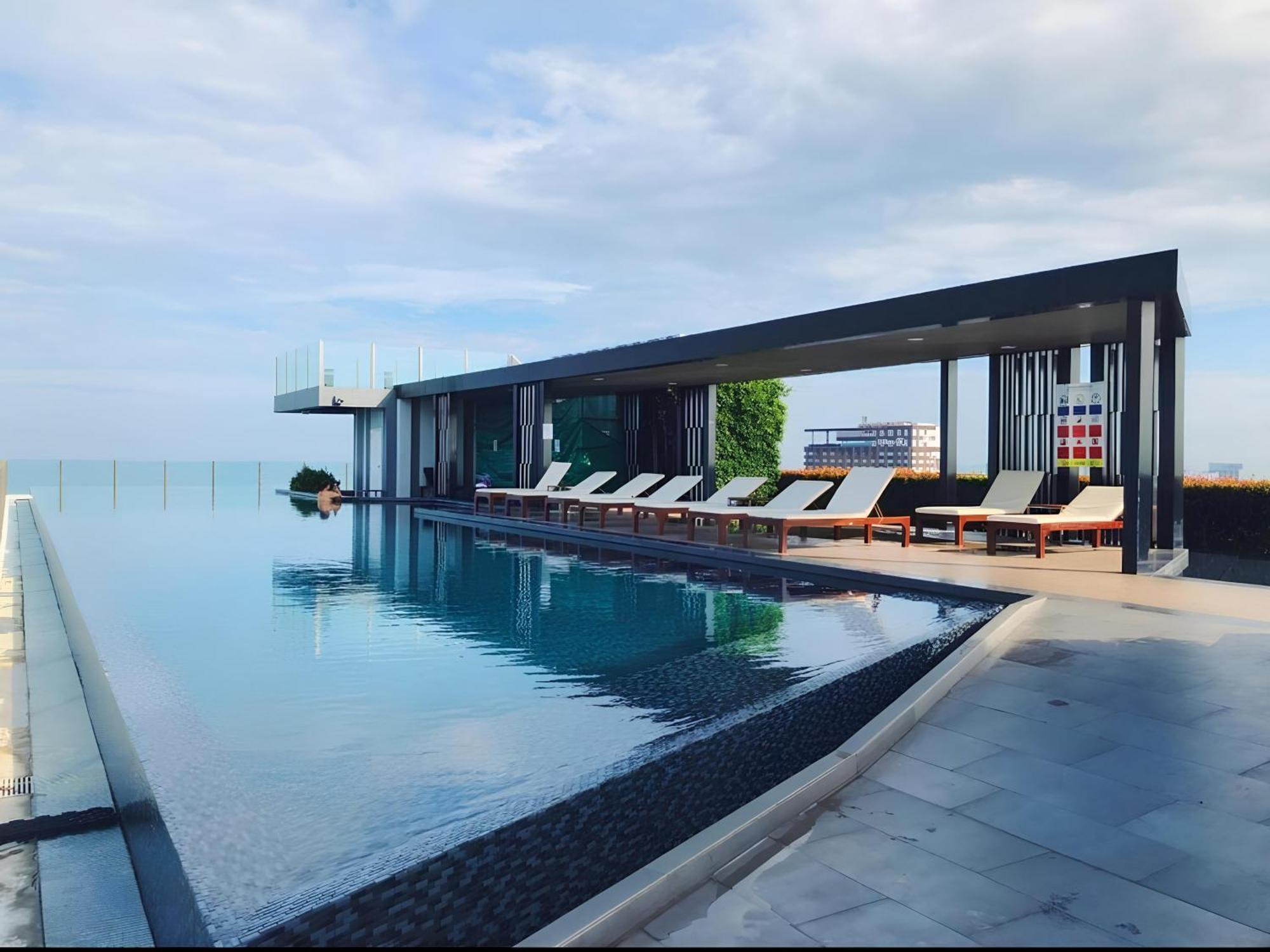 Great Location With Infinity Pool -central