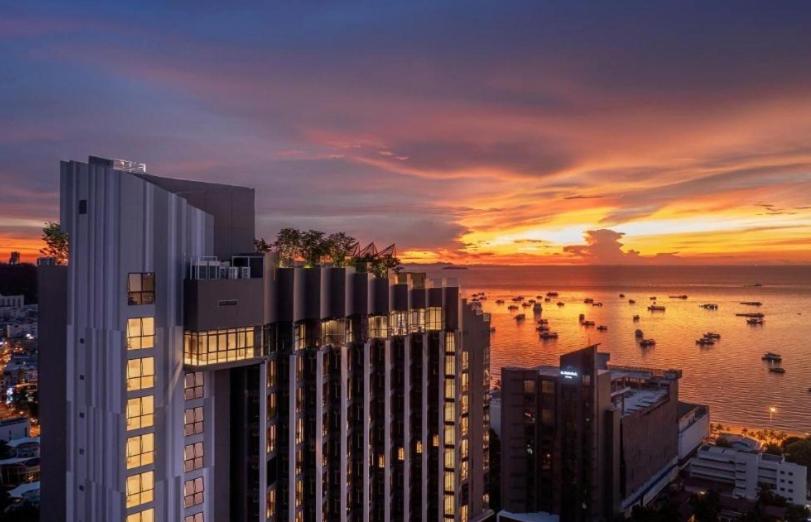 The Edge With Living & Infinity Pool * Pattaya