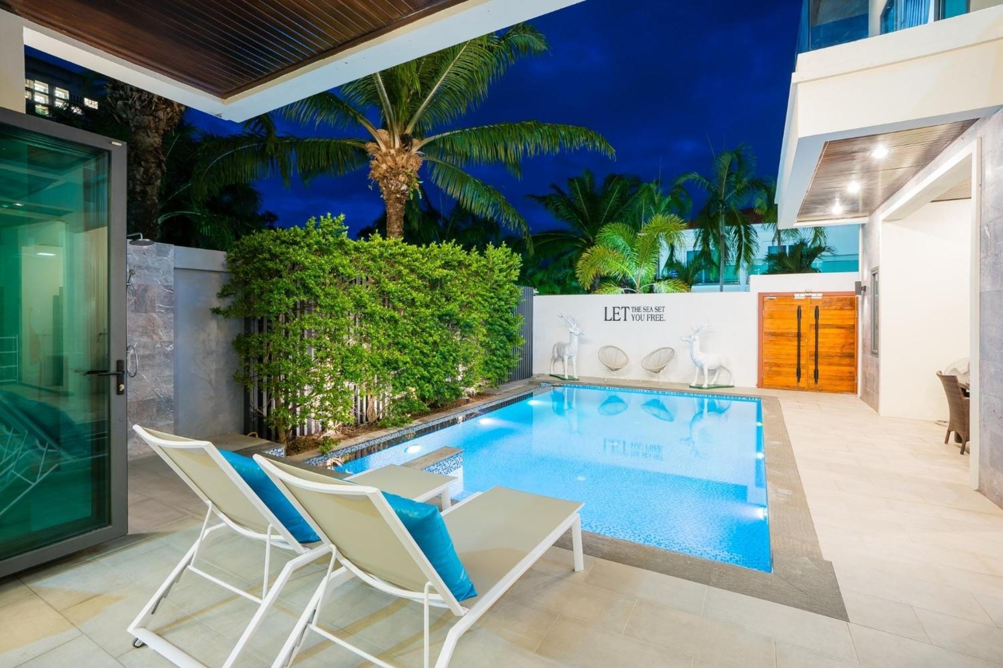 Hollywood Pool *