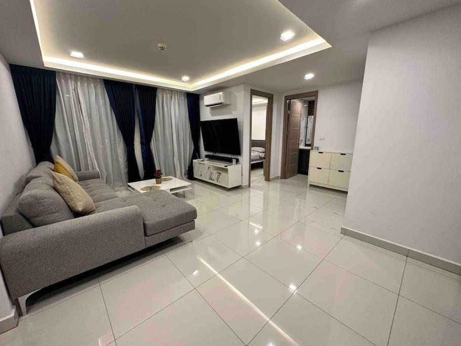 Apartment Arcadia Condo: Spacious 3-room With Entertainment & Amenities Pattaya