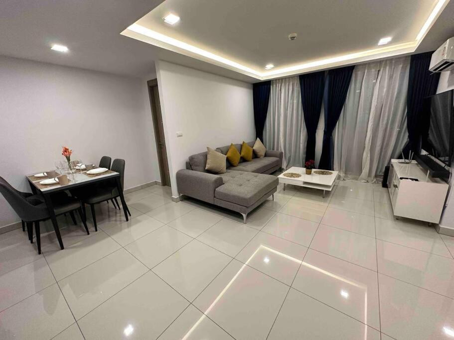 Apartment Arcadia Condo: Spacious 3-room With Entertainment & Amenities *