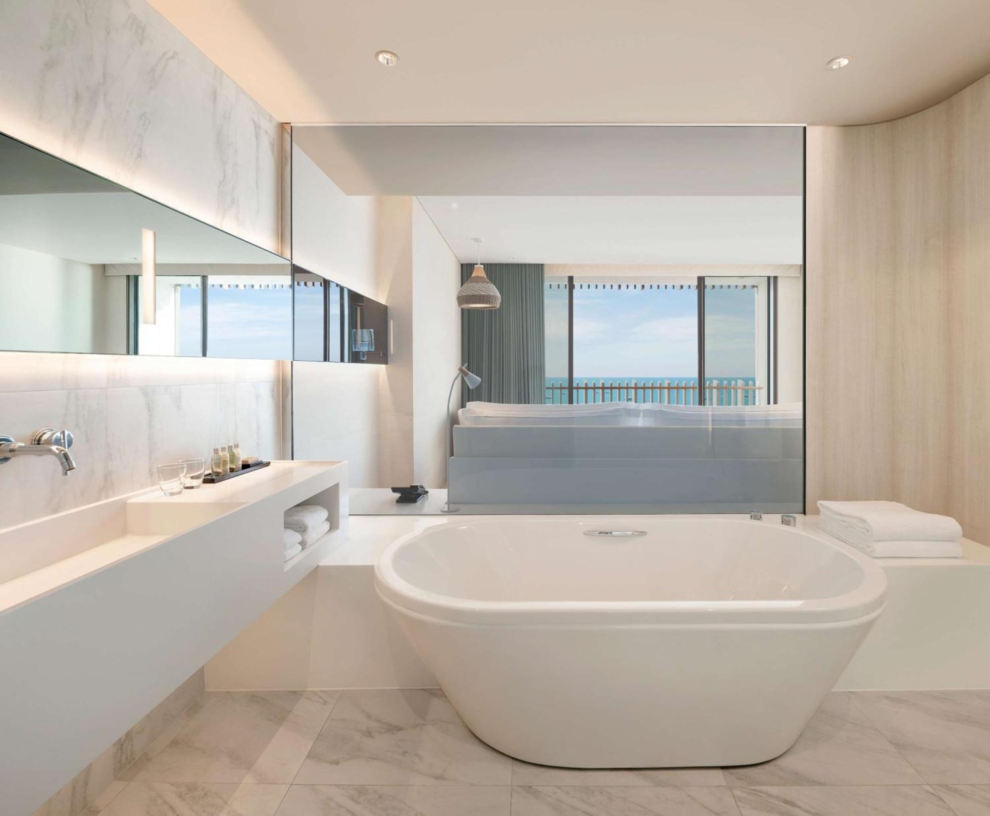 รีสอร์ท โรงแรมฮิลตัน พัทยา - Sha Extra
