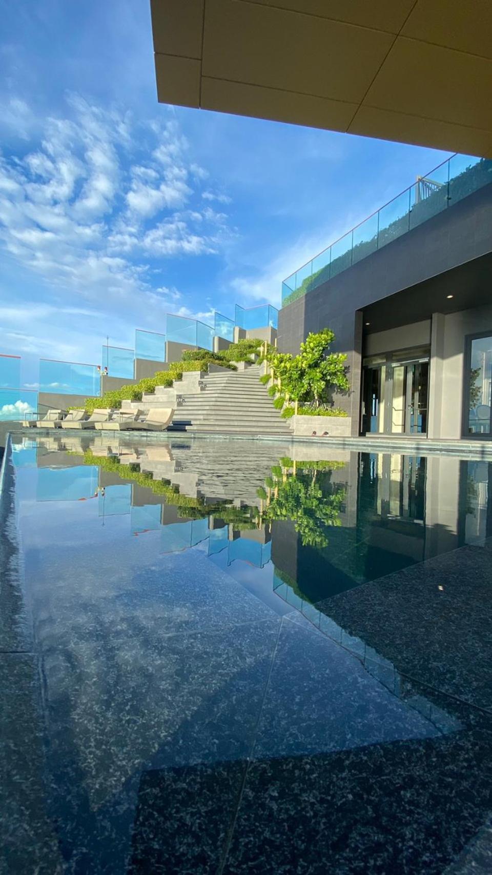 The Edge Seaview With Infinity Pool & Free Netflix Apartment