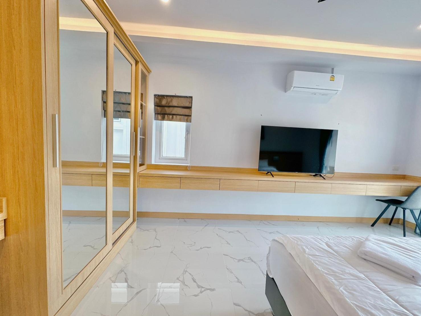 Rosewood Pool 3 Pattaya
