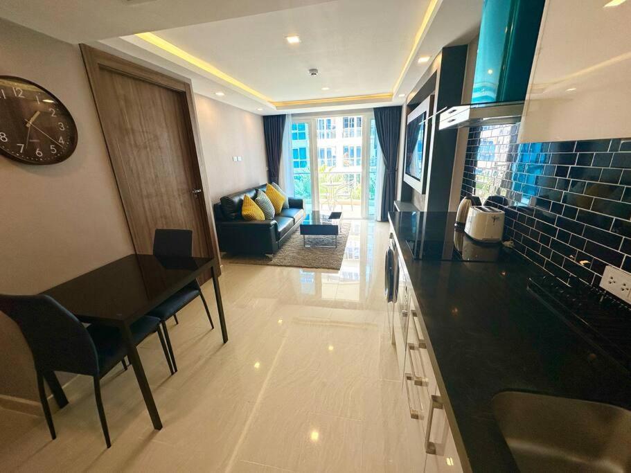 Large Luxury - Centre - Grand Avenue Residences, Pool View - 413 *