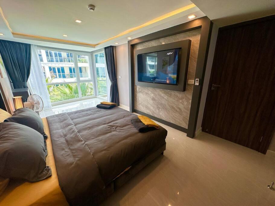 Large Luxury - Centre - Grand Avenue Residences, Pool View - 413 *