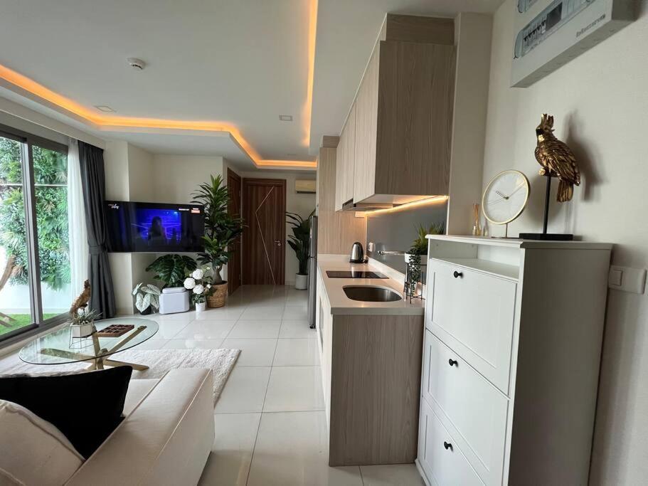 Apartment Retreat Deluxe: Poolview 2 Bed - Arcadia *