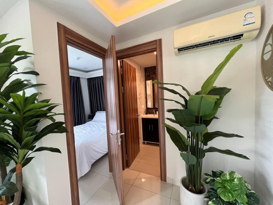 Apartment Retreat Deluxe: Poolview 2 Bed - Arcadia