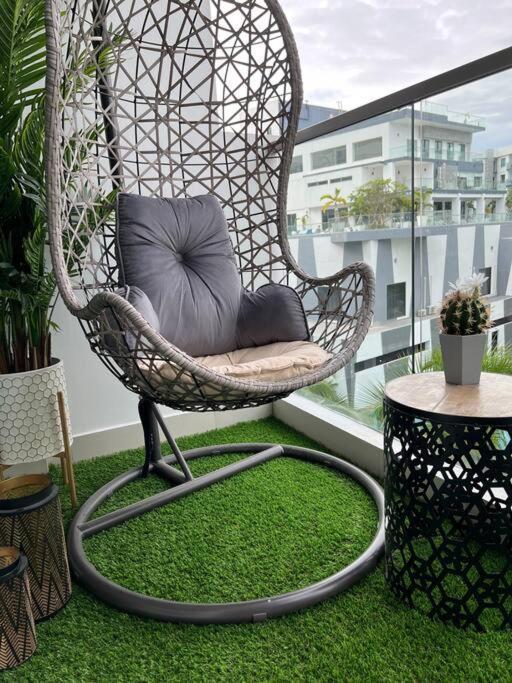 Retreat Deluxe: Poolview 2 Bed - Arcadia Apartment *