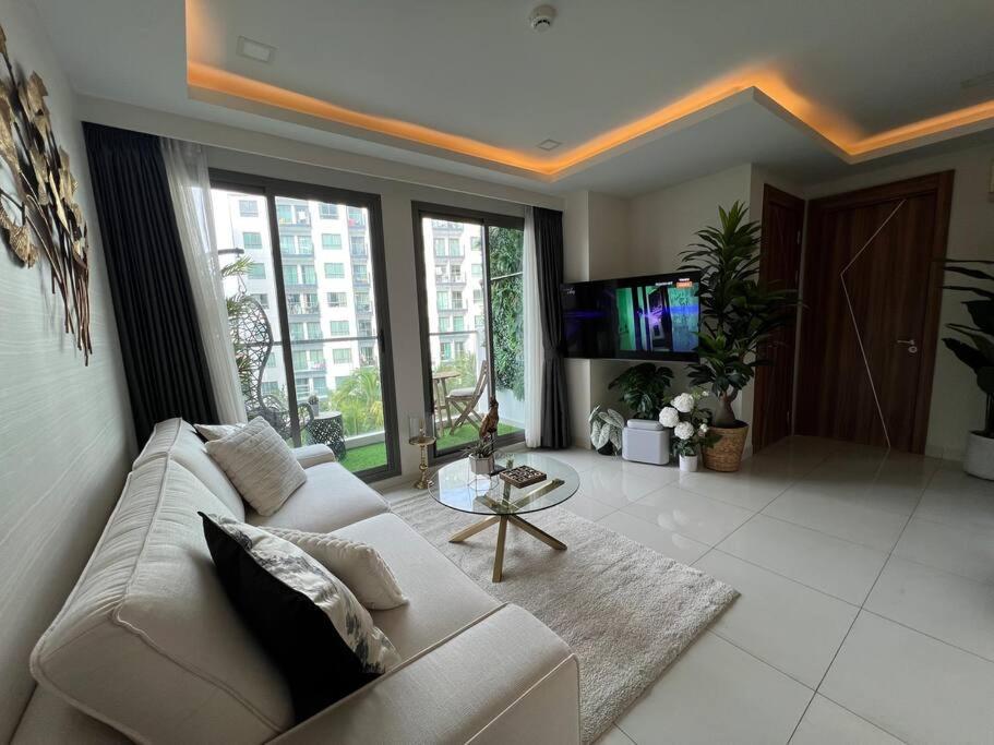 Retreat Deluxe: Poolview 2 Bed - Arcadia Apartment