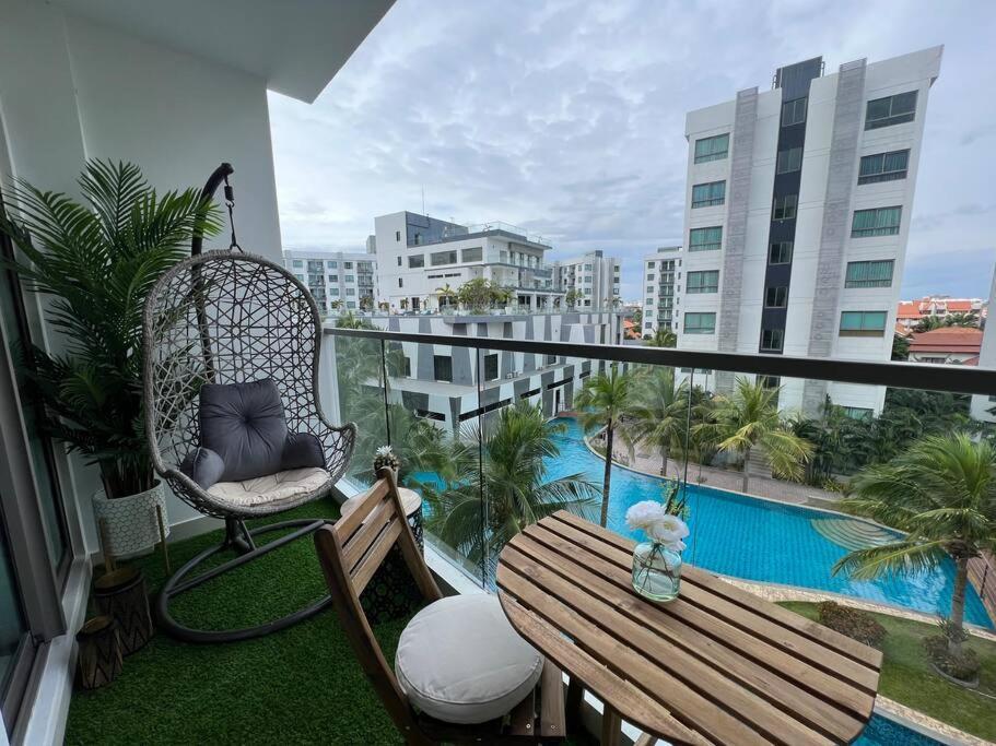 Retreat Deluxe: Poolview 2 Bed - Arcadia